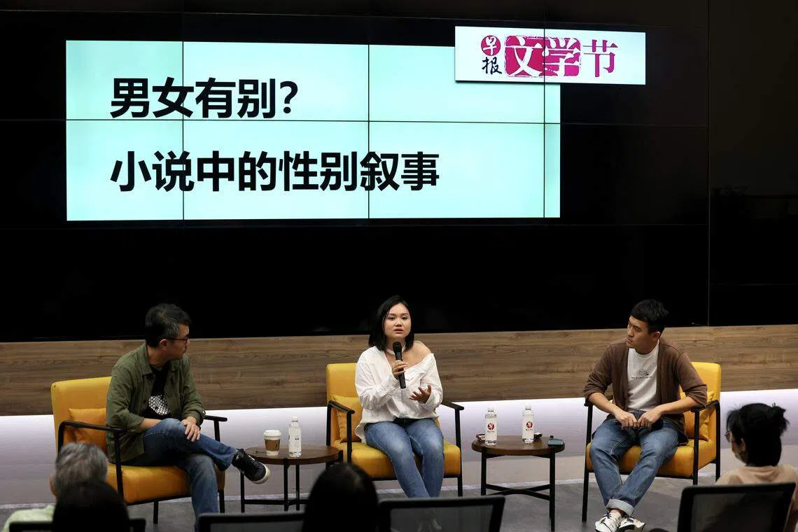 黄凯德（左）与随庭（中）探讨小说中的性别叙事。右为主持人陈宇昕。（Singapore Press Holdings Ltd）