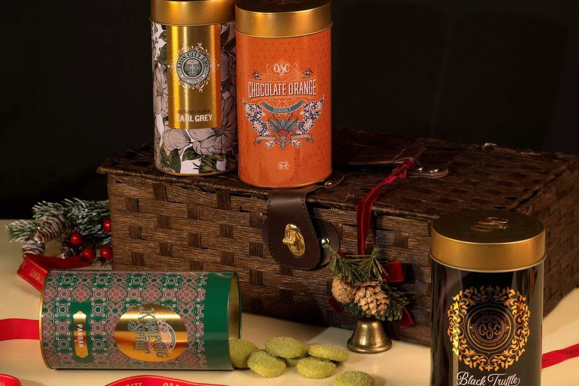 老成昌的班兰椰子、黑松露核桃、巧克力橙海盐和伯爵茶口味四合一曲奇礼篮。（品牌提供）