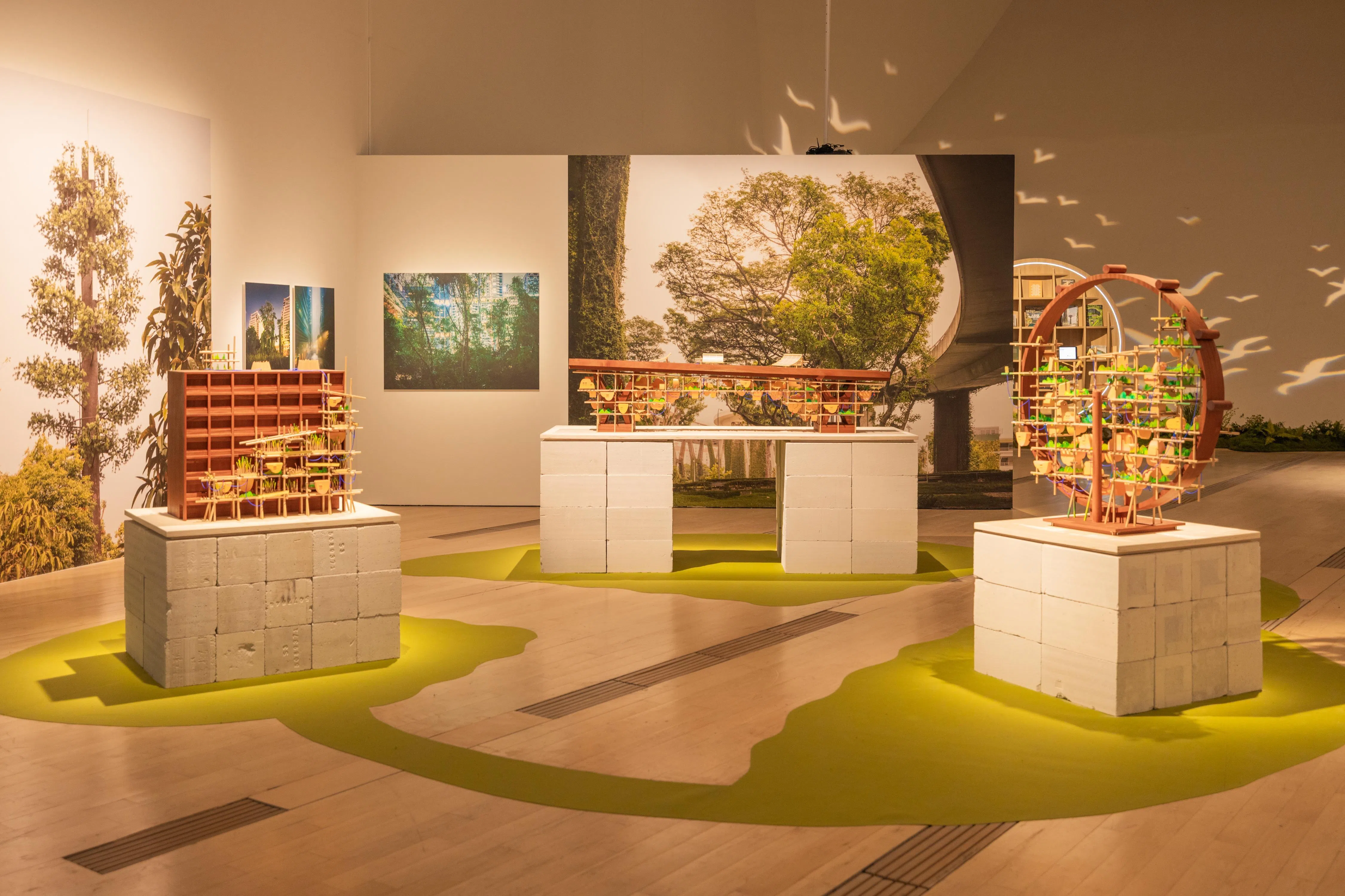 《热带寻常》（2025）装置将新加坡重新想象为“荒野之城”。（滨海湾金沙提供）