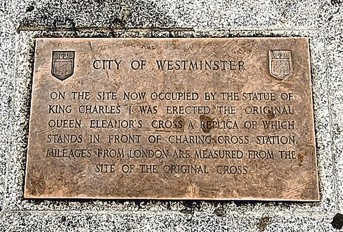 伦敦特拉法加广场附近的公路零原点铜牌。