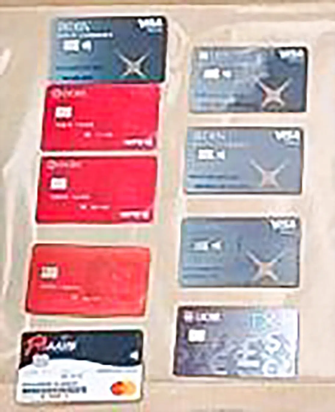 警方起获九张银行提款卡作为证物。（新加坡警察部队提供）