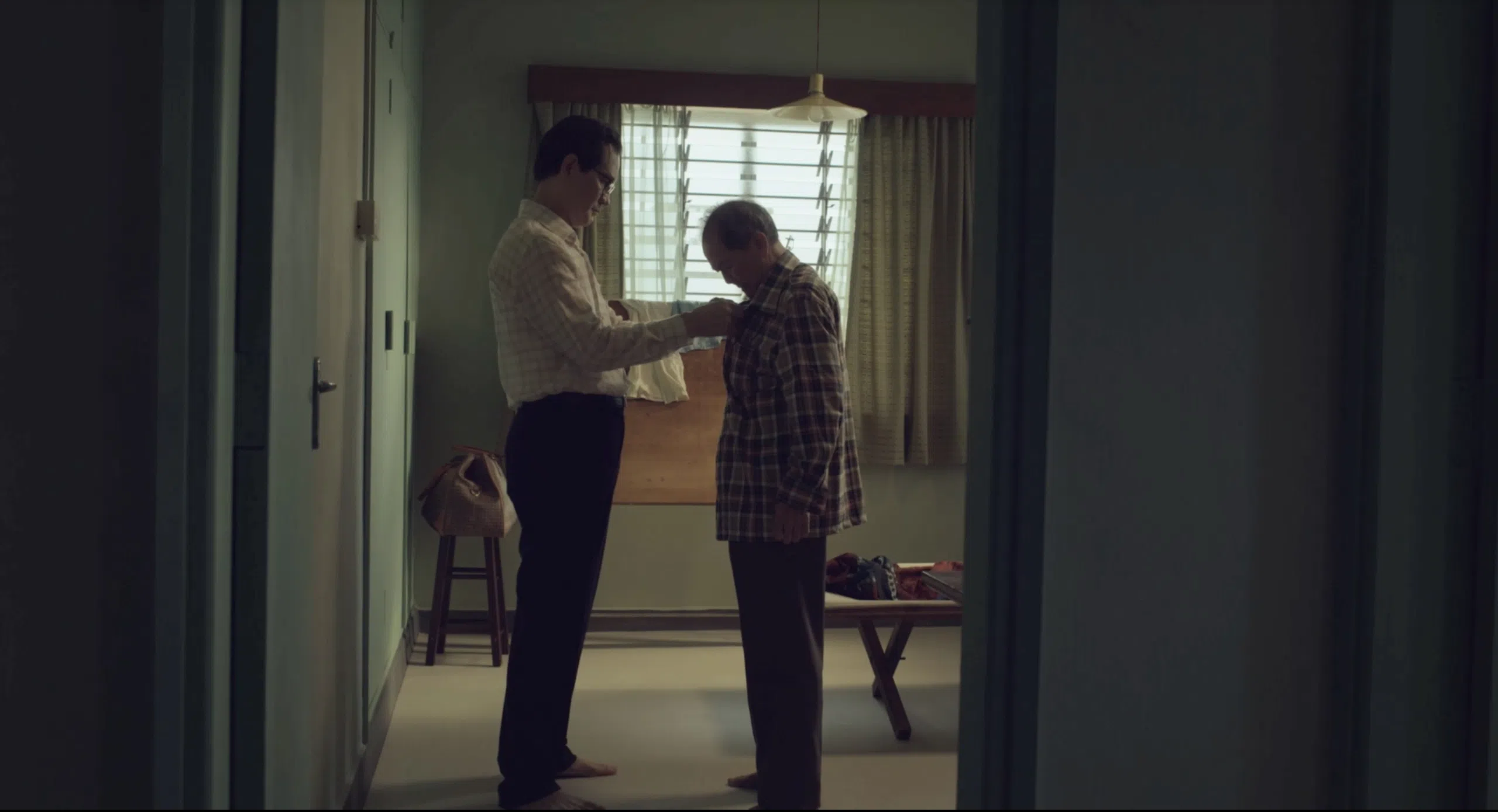 俞宏荣（左）和资深演员陈天祥在《大风吹》诠释丝丝入扣的父子情。（mm2提供）