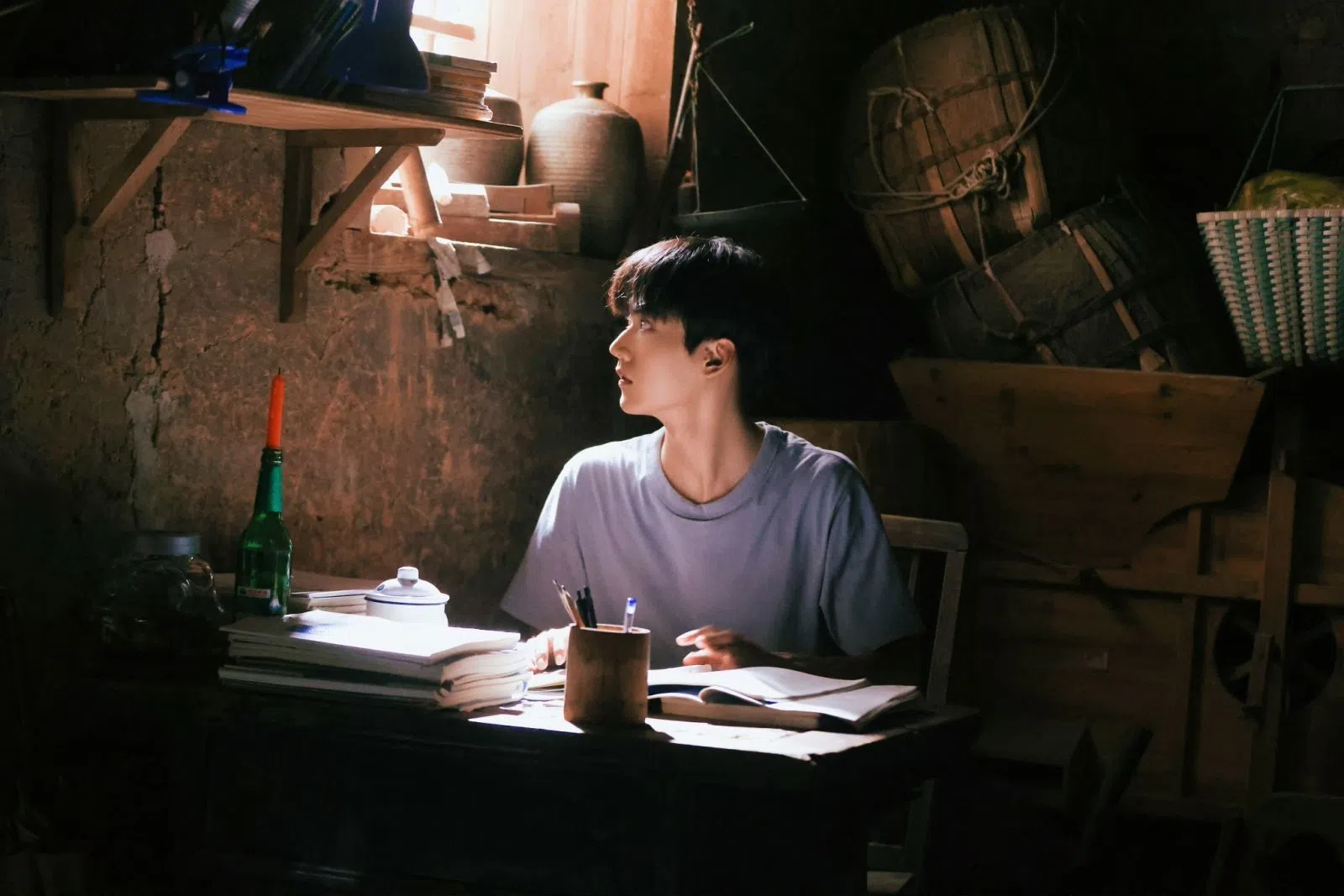 李雾家徒四壁，住在很贫穷的山区里。（取自周柯宇工作室微博）