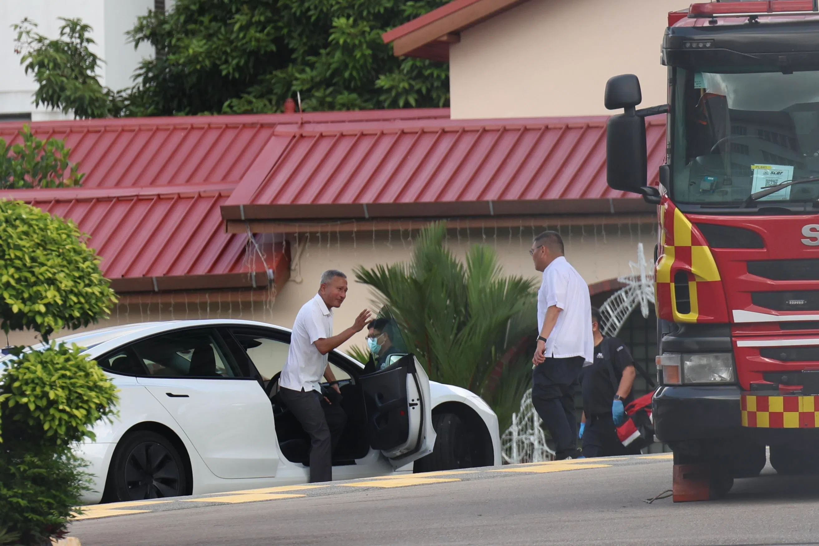 也是荷兰—武吉知马集选区议员的外交部长维文医生（左），在上午10时45分左右到圣若瑟堂了解情况，并与神父李光兴（右）会面。（郑一鸣摄）