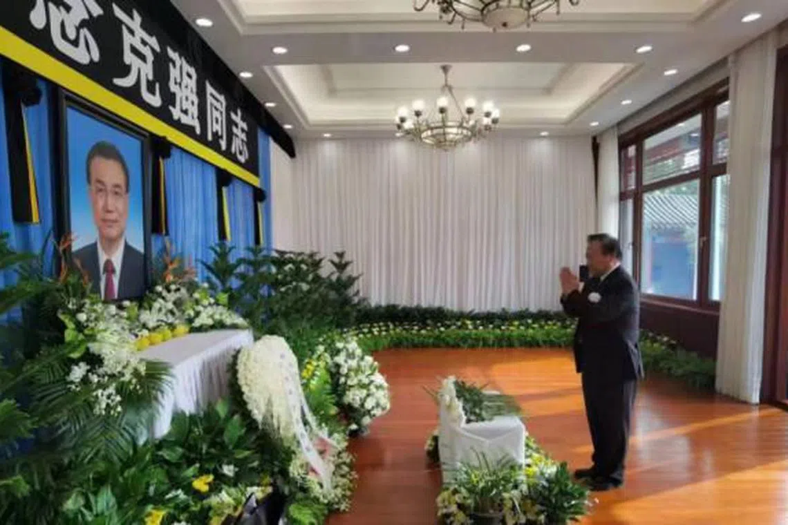 访者前往设在北京的李克强灵堂吊唁，灵堂正上方悬挂着黑底白字的横幅“沉痛悼念克强同志”。（互联网）