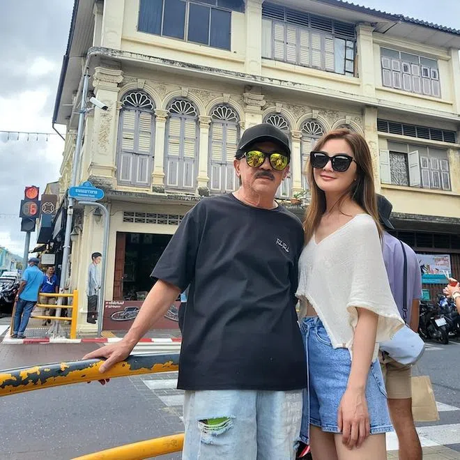 蔡卓妍和爸爸合照。（取自instagram / @choisaaaa）