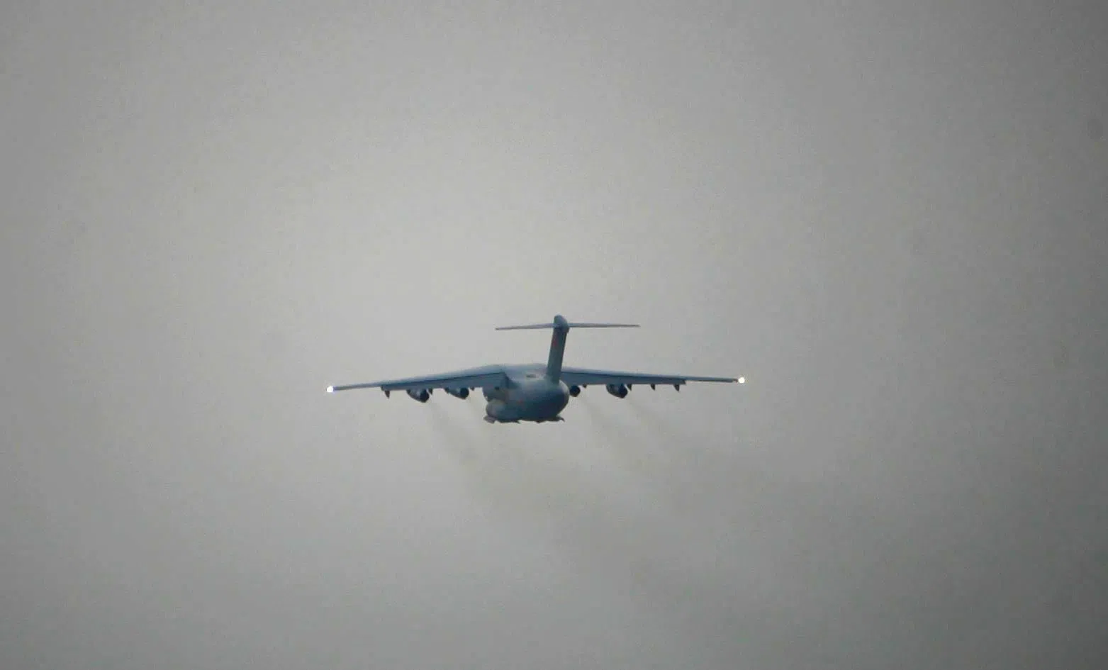 8月27日，中国解放军西部战区空军一架运-20从西南某机场紧急起飞，搭载西部战区指导组赶赴西藏。（新华社）