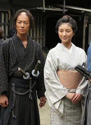 广末凉子（右）曾与佐藤健合拍电视剧。（互联网）