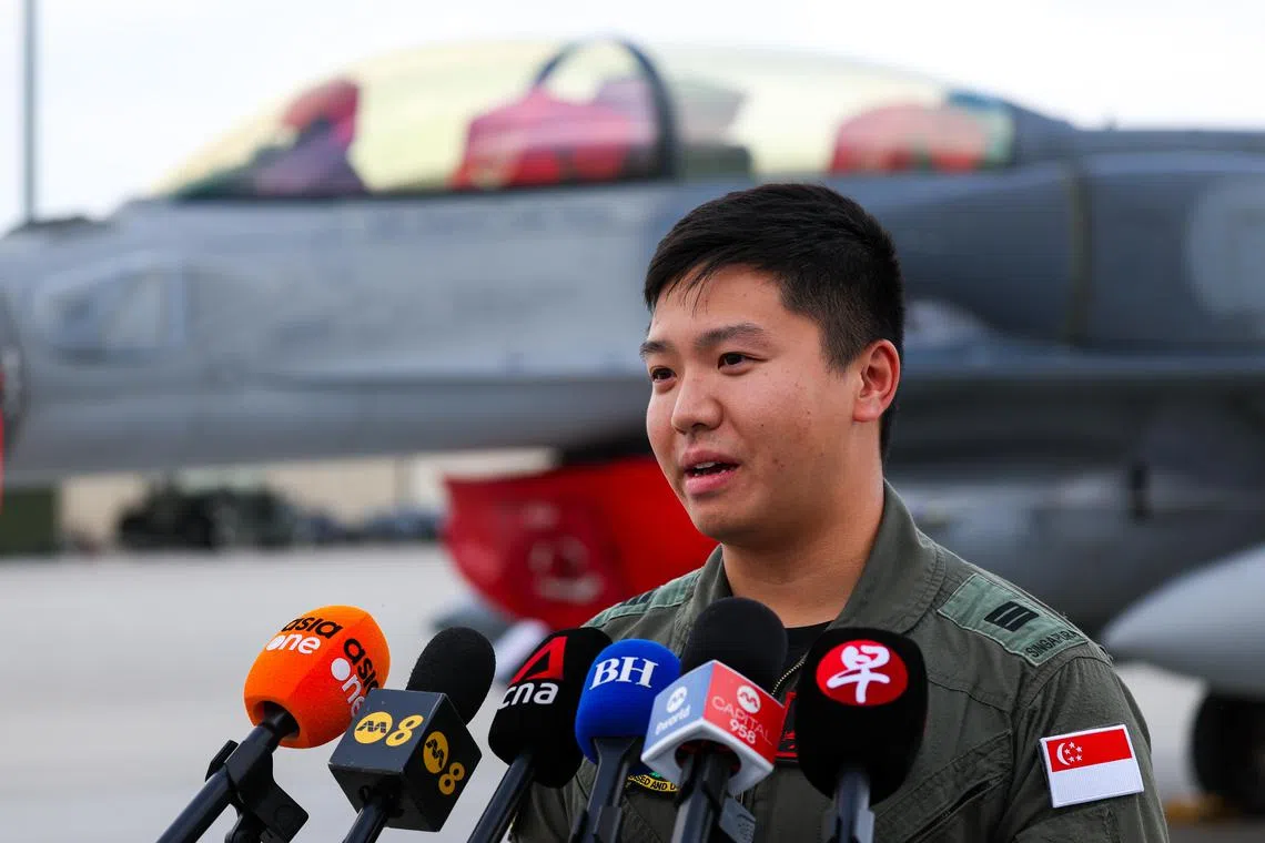 F-16战机飞行员陈俊权上尉说，无人机可在战机抵达前先行锁定并追踪目标，传回实时情报，让飞行员抵达空域可更快展开打击。（林明顺摄）