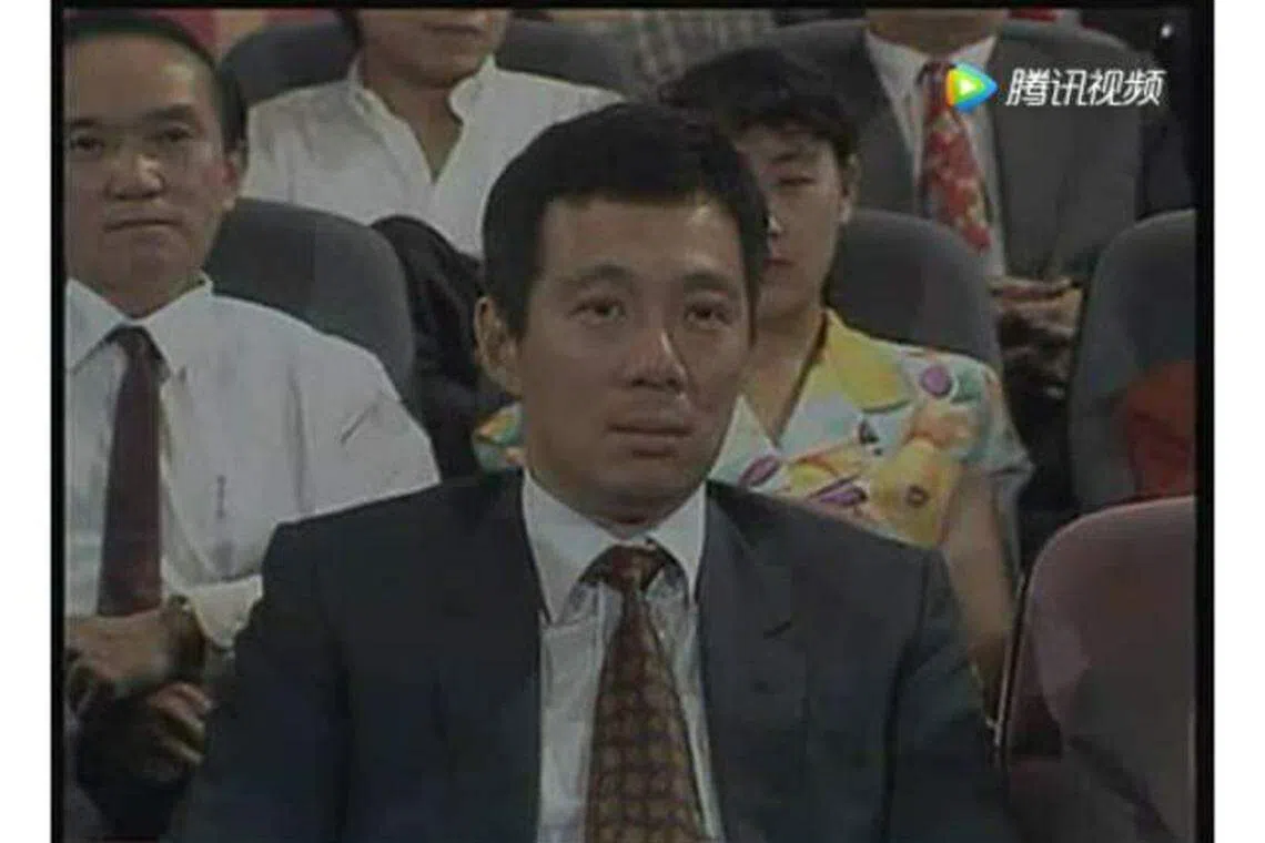 时任新加坡副总理的李显龙在辩论会大决赛上现场观赛并担任颁奖嘉宾（视频截图）