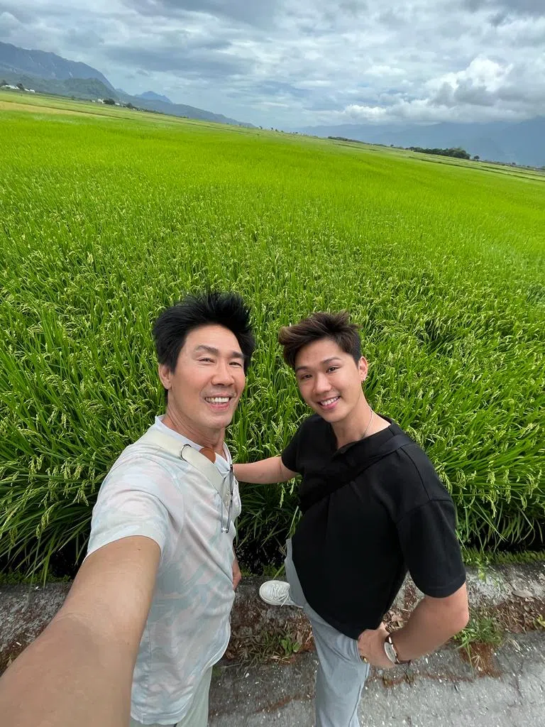 陈之财（左）和儿子陈熙难忘池上稻禾在风中翩翩起舞的样子。（陈熙提供）