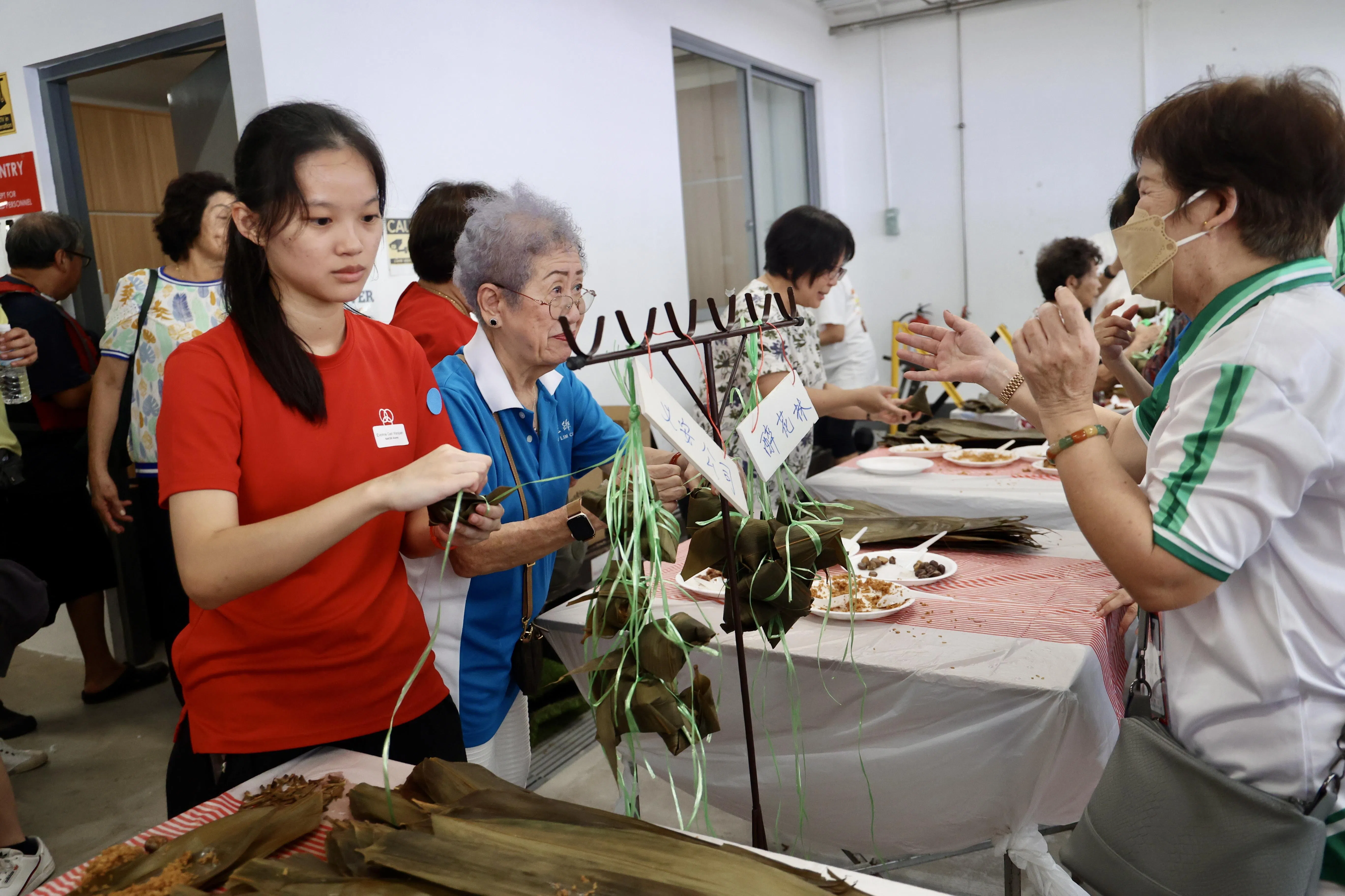 八大潮团各派出两名代表参加裹粽子比赛。（郑一鸣摄）