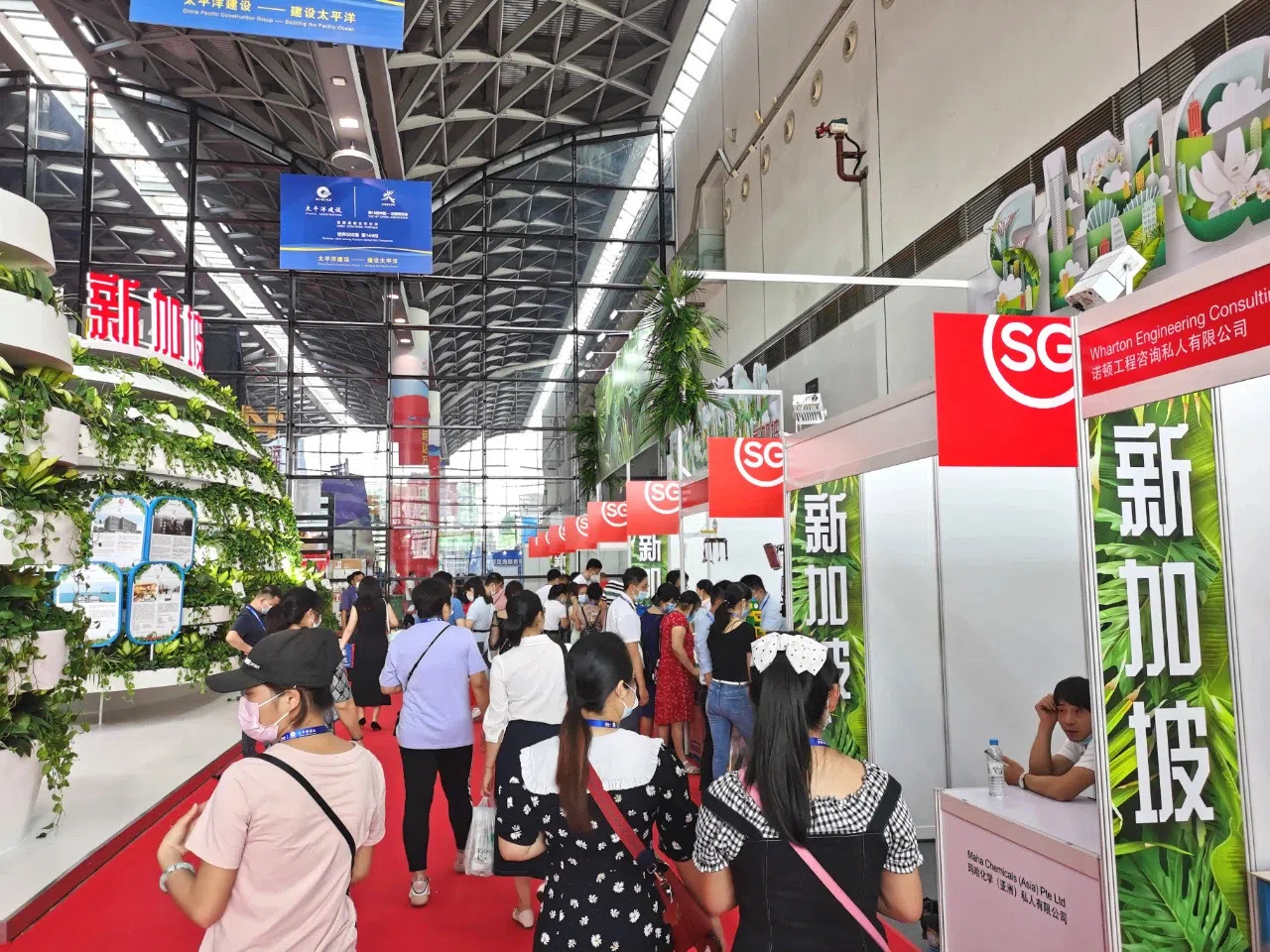 观众在第18届东博会新加坡展区观展。（图/东博会提供）