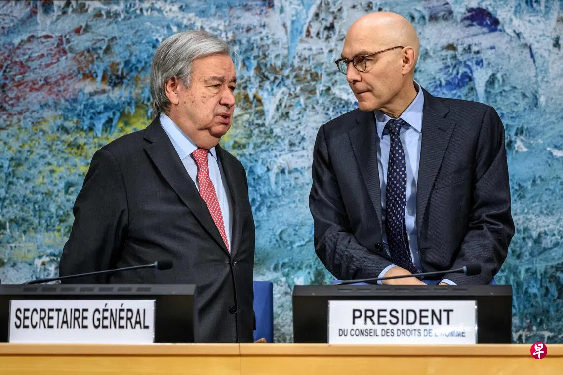 Image 16: 2月23日。联合国秘书长古特雷斯（左）与人权事务高级专员沃尔克·图尔克在日内瓦联合国办事处出席联合国人权理事会第61届会议开幕式。 （法新社）