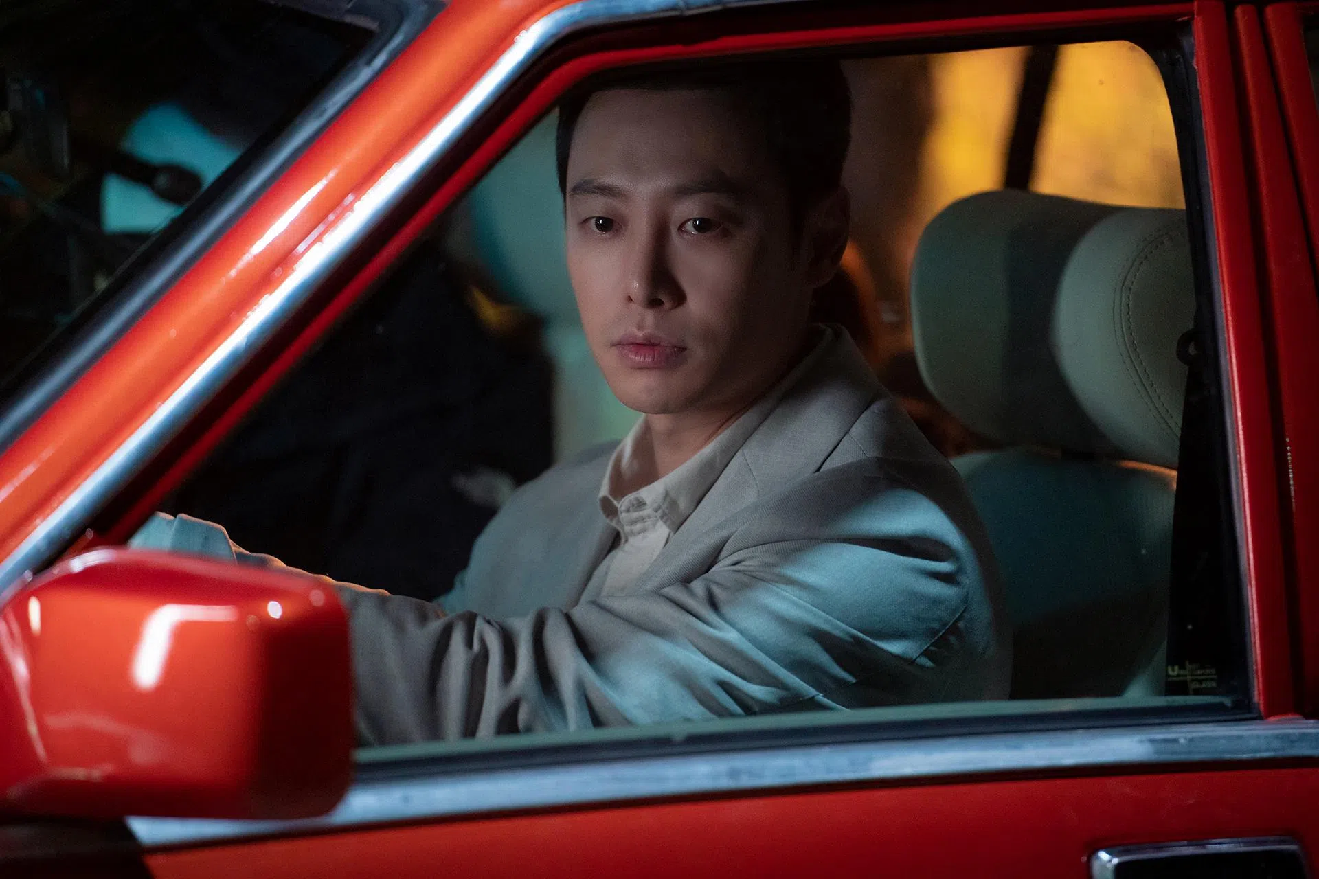 金东旭剧中开着一台车子穿越隧道，回到1987年。（Viu提供）