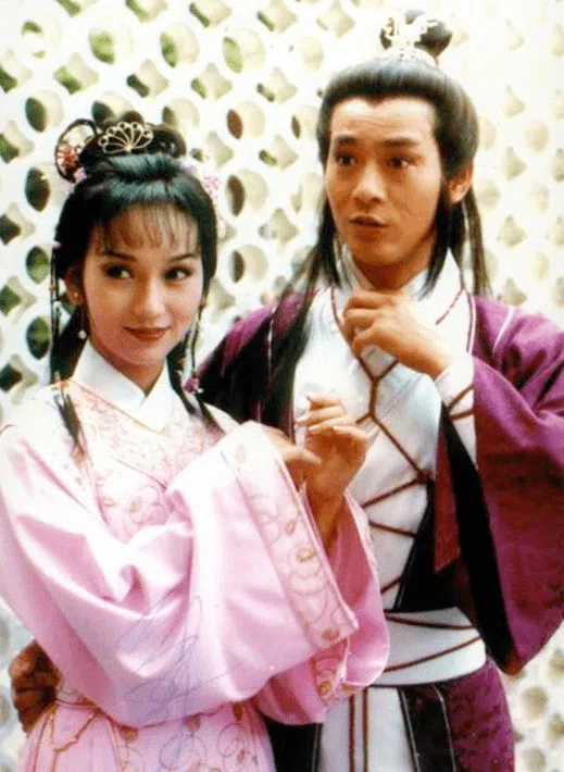 赵雅芝（左）与郑少秋演过至少六次荧幕情侣，一度传出绯闻。（互联网）