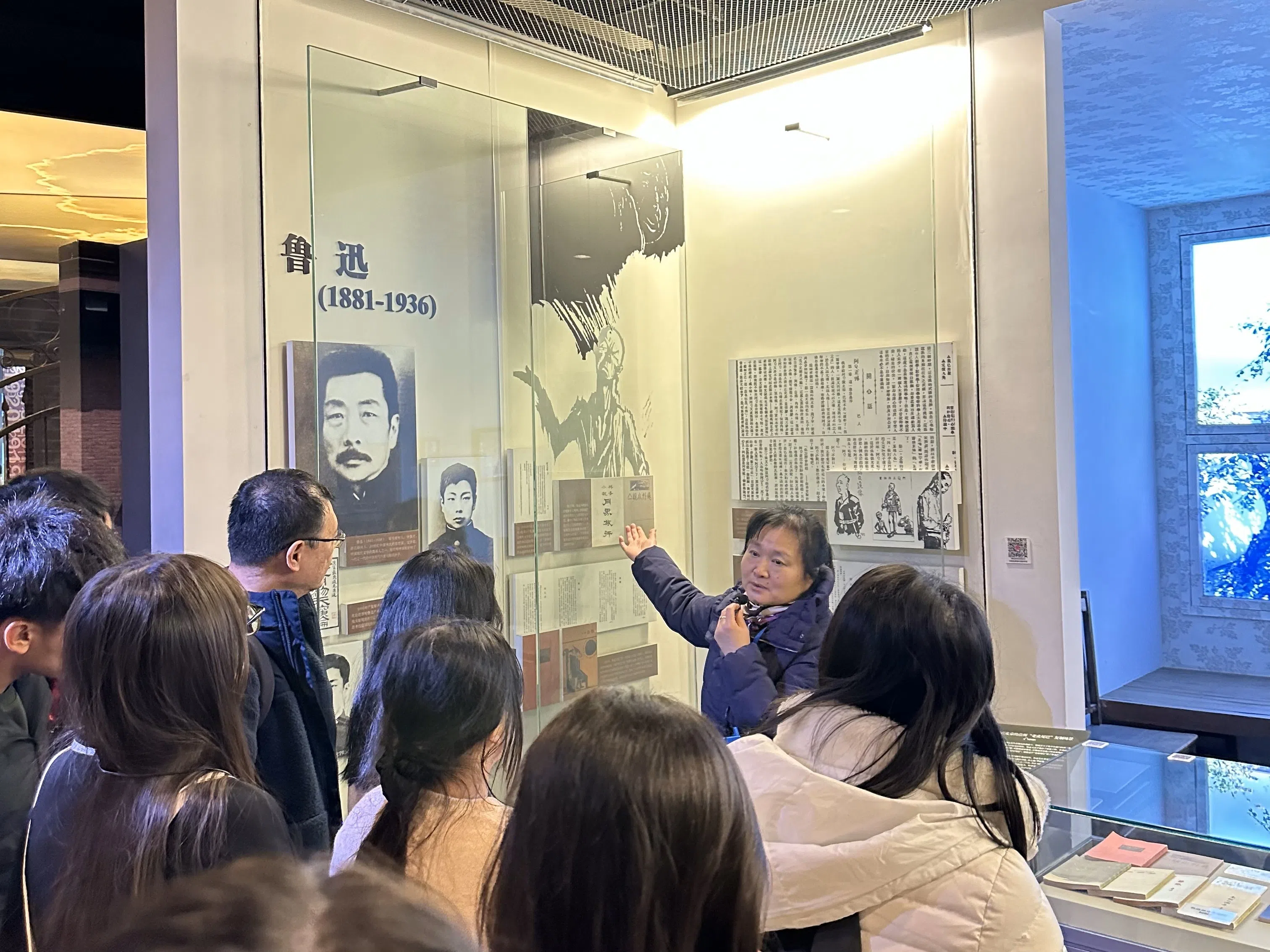 浸濡团在中国现代文学馆聆听导游的介绍，获益良多。（浸濡团提供）