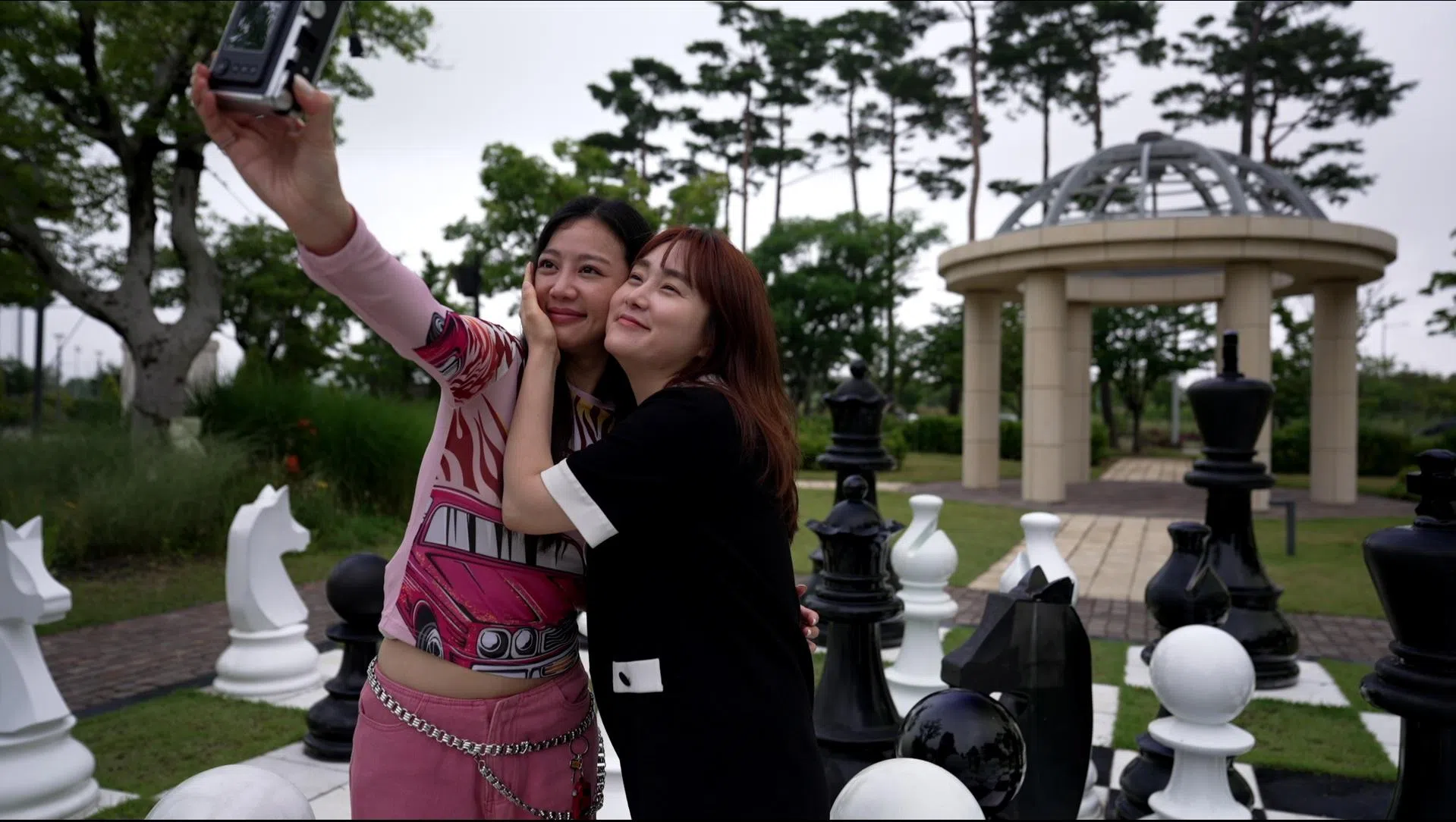 刘怡伶（左）赴韩国仁川与昔日团员JooA（右）见面。（新传媒提供）