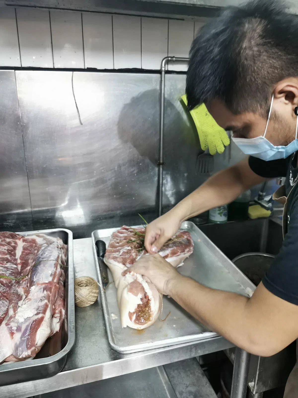 把腌制好的猪肉缝合成结结实实的圆筒状，也很考功力。