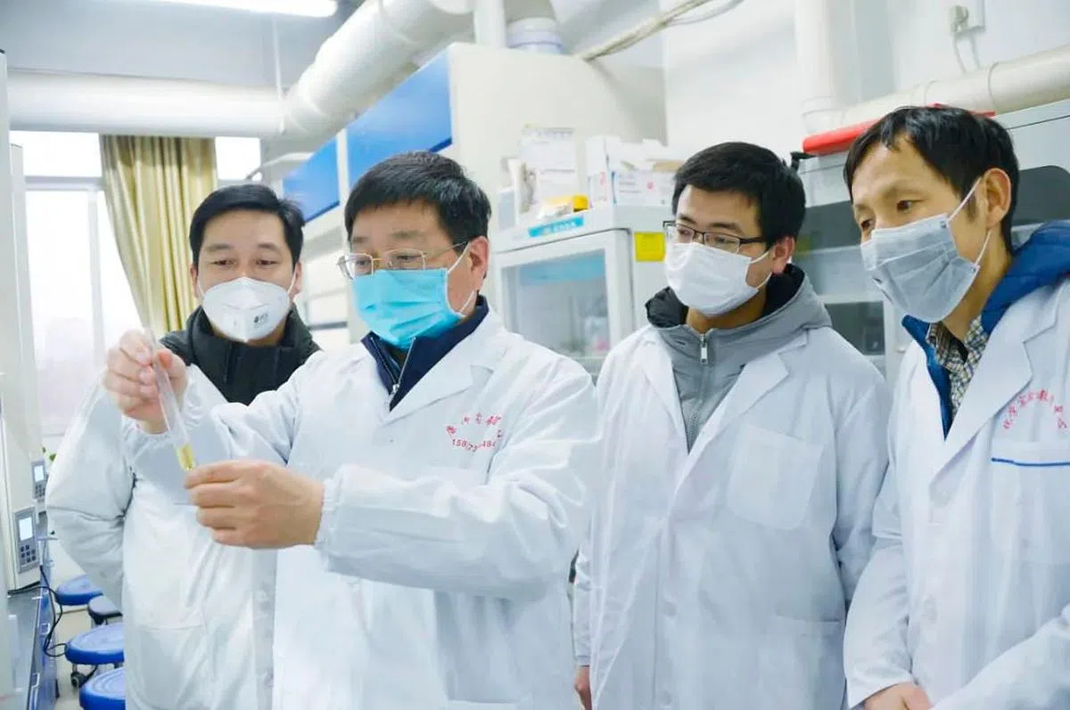 阿兹夫定片是由河南师范大学的常俊标教授（左二）领衔研发的一款抗HIV药物。（河南科学技术厅网站）