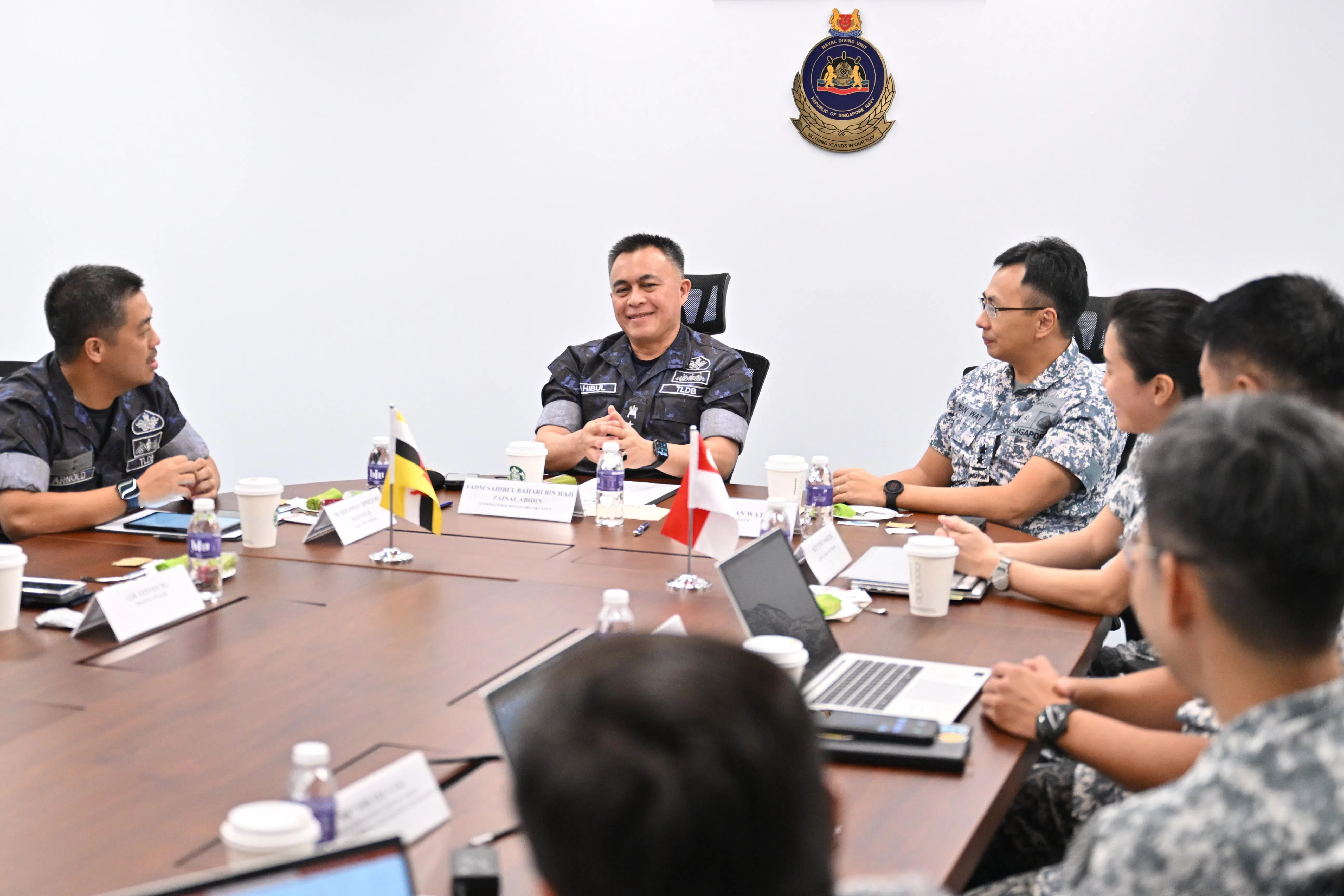 萨希布尔（左二）在我国海军总长屈坚文少将（左三）的陪同下，到三巴旺的海军潜水单位听取简报，了解我国海事安全环境，及海军部队无人作战等方面的发展。（国防部提供）