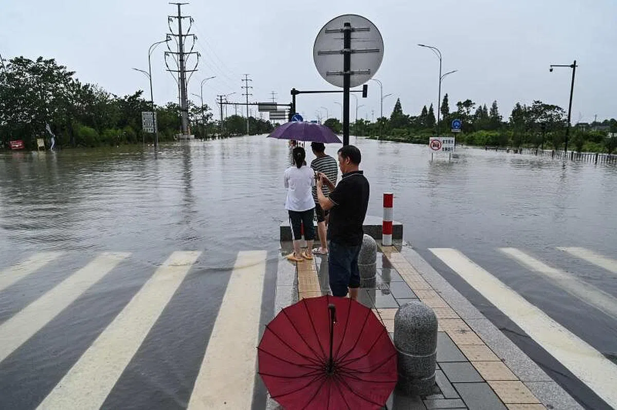 浙江余姚受灾严重，公路完全浸泡在水中。（法新社）