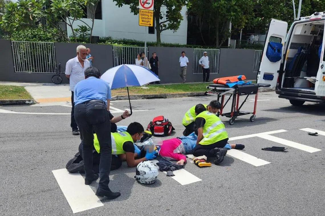 一名伤者躺在地上，医护人员到场施救。（受访者提供）