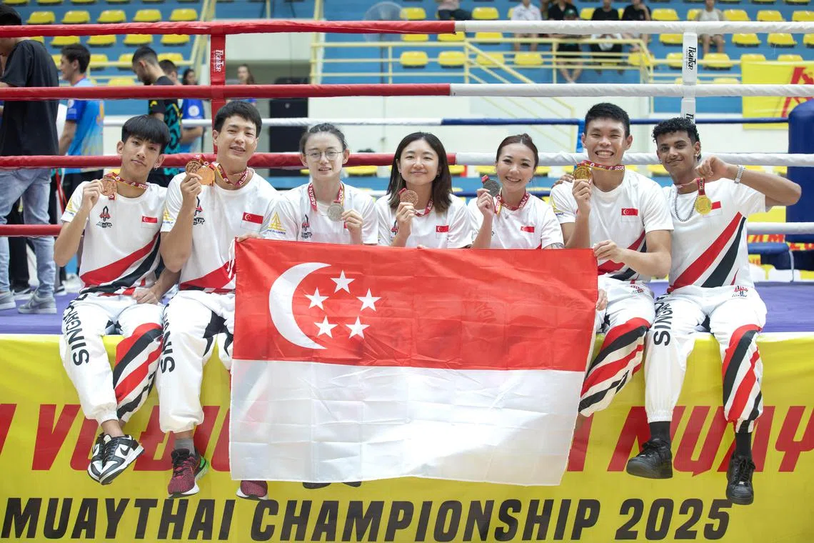 我国在本届亚锦赛派出了七名选手，每名都收获奖牌。他们分别是：刘威恩（左起）、张嘉晋、柯伟莹、张安凌、林暄、许进扬和米什拉。（新加坡泰拳总会提供）