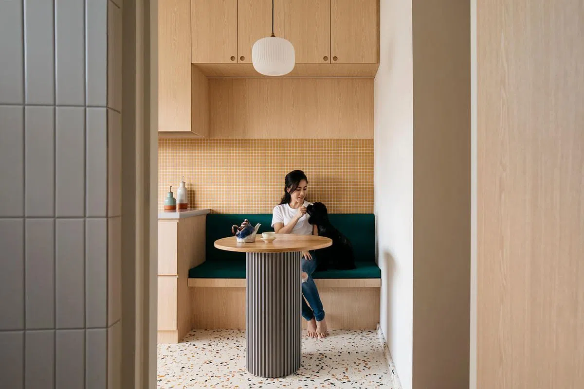 设计师把厨房壁橱墙角的空间辟成一个供两人舒服并肩而坐的卡位。