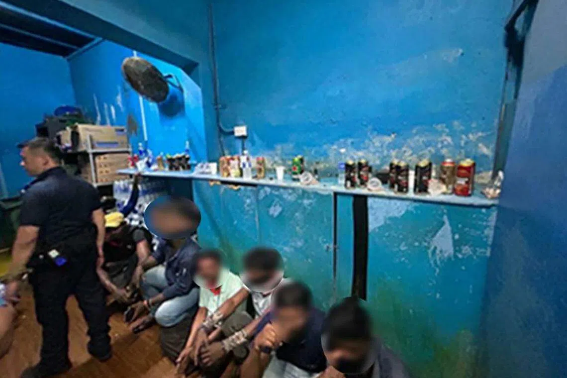 商店将店内部分区域改造成“隐藏区域”，还设置“吧台”，让顾客聚集喝酒。（警方提供）