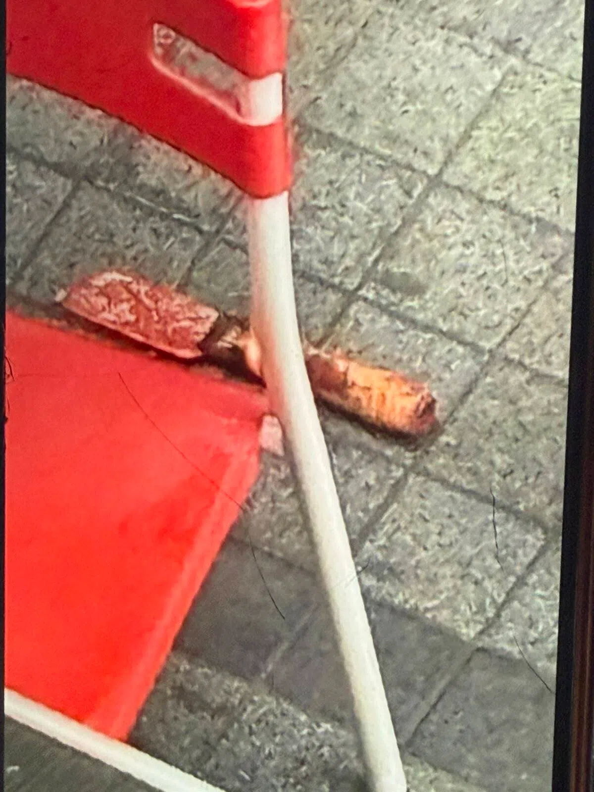 伤者用来自残的刀，相信是从附近水果店夺来。（受访者提供）