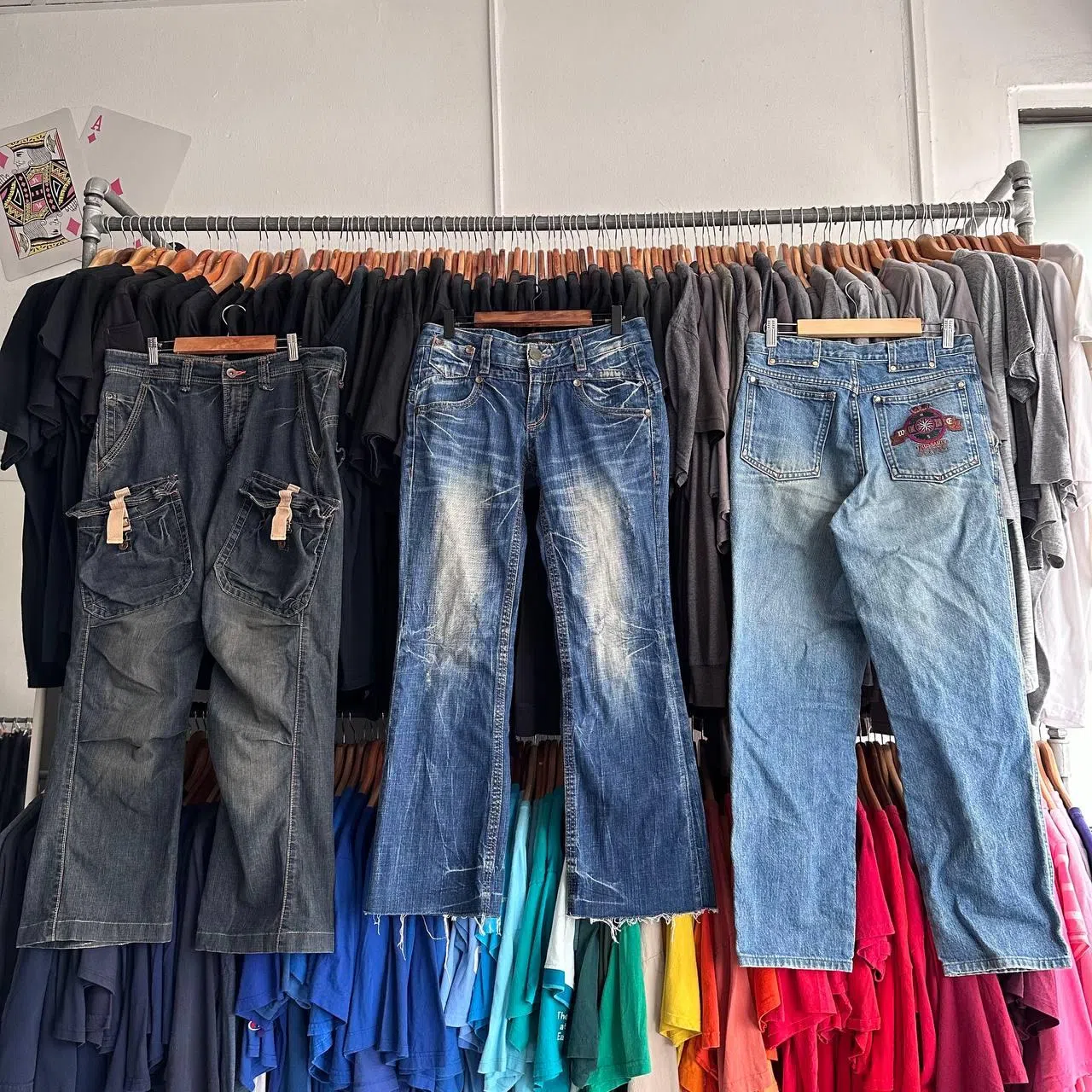 曾晴蔚与男友陈勇骏了解到本地缺少价格较实惠的二手服饰，因此以亲民价格出售二手服饰，让想买二手衣物的消费者有更多省钱的选择。（受访者提供）