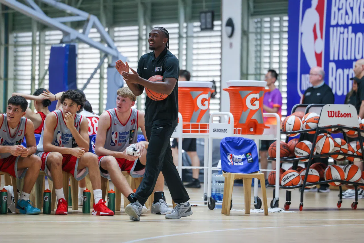 76人队全明星后卫马克西（黑衣）在比赛中鼓励球员。他的队友、76人中锋恩比德曾参加2011年的非洲篮球无疆界训练营，因此受到球探发掘。（张俊杰摄）