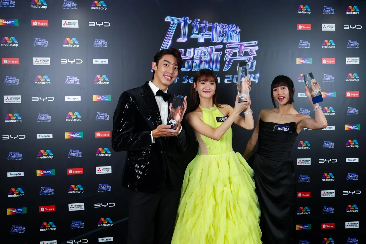 “才华横溢出新秀2024”的前三名分别是何睿烔（中）、马䲰娗（右）和仲伟杰，何睿烔和仲伟杰是“过江龙”。（林明顺摄）