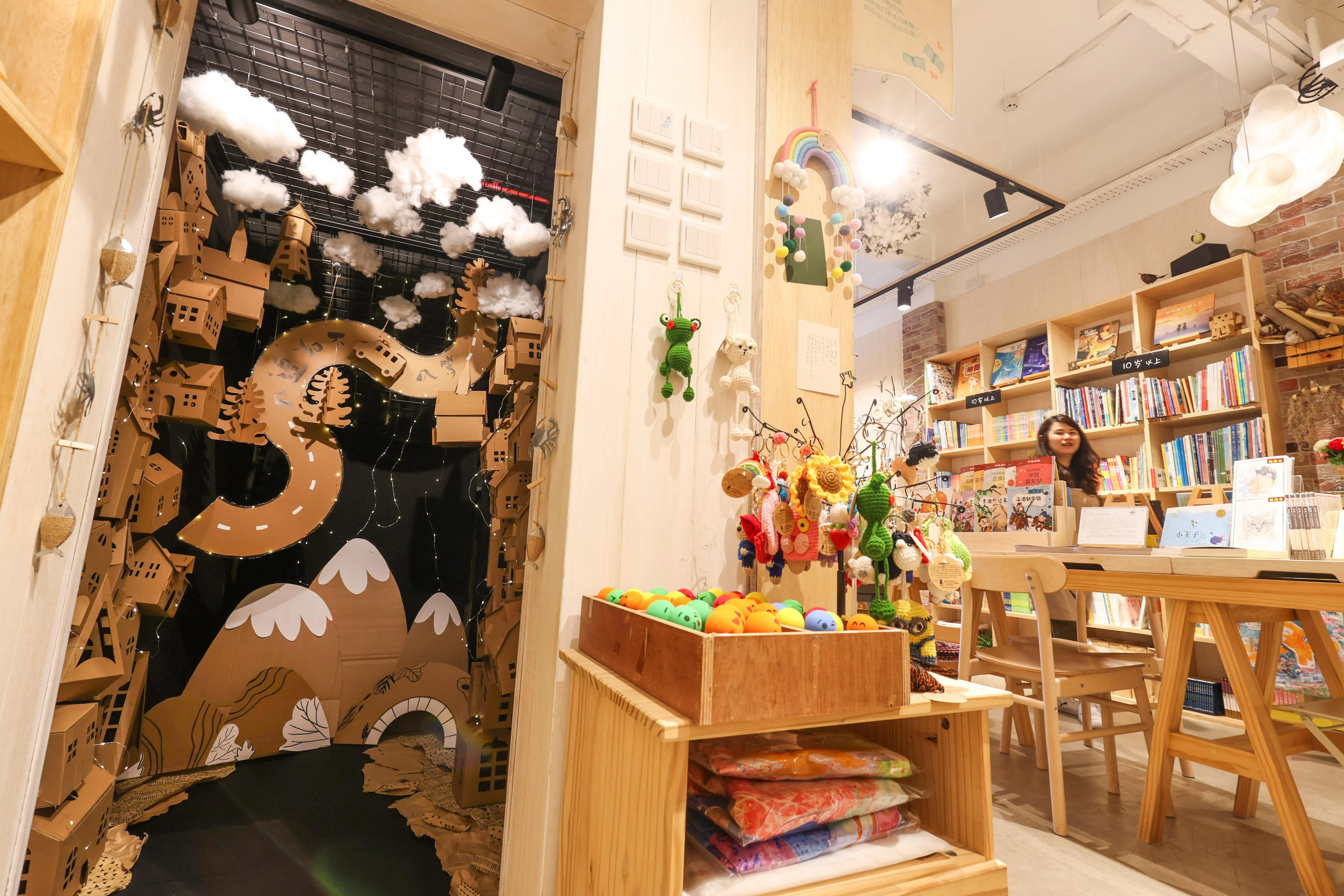 童言童语有个装置艺术空间，让孩子进入探索新世界。（何家俊摄）