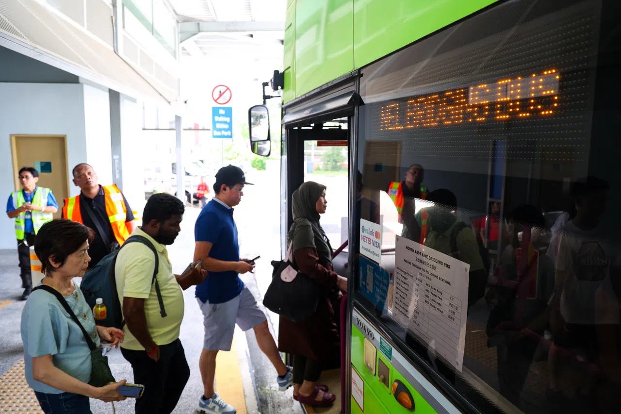 新捷运在多美歌至榜鹅海岸站之间，以及受影响的盛港—榜鹅轻轨站的巴士站，启动免费接驳巴士。（林明顺摄）