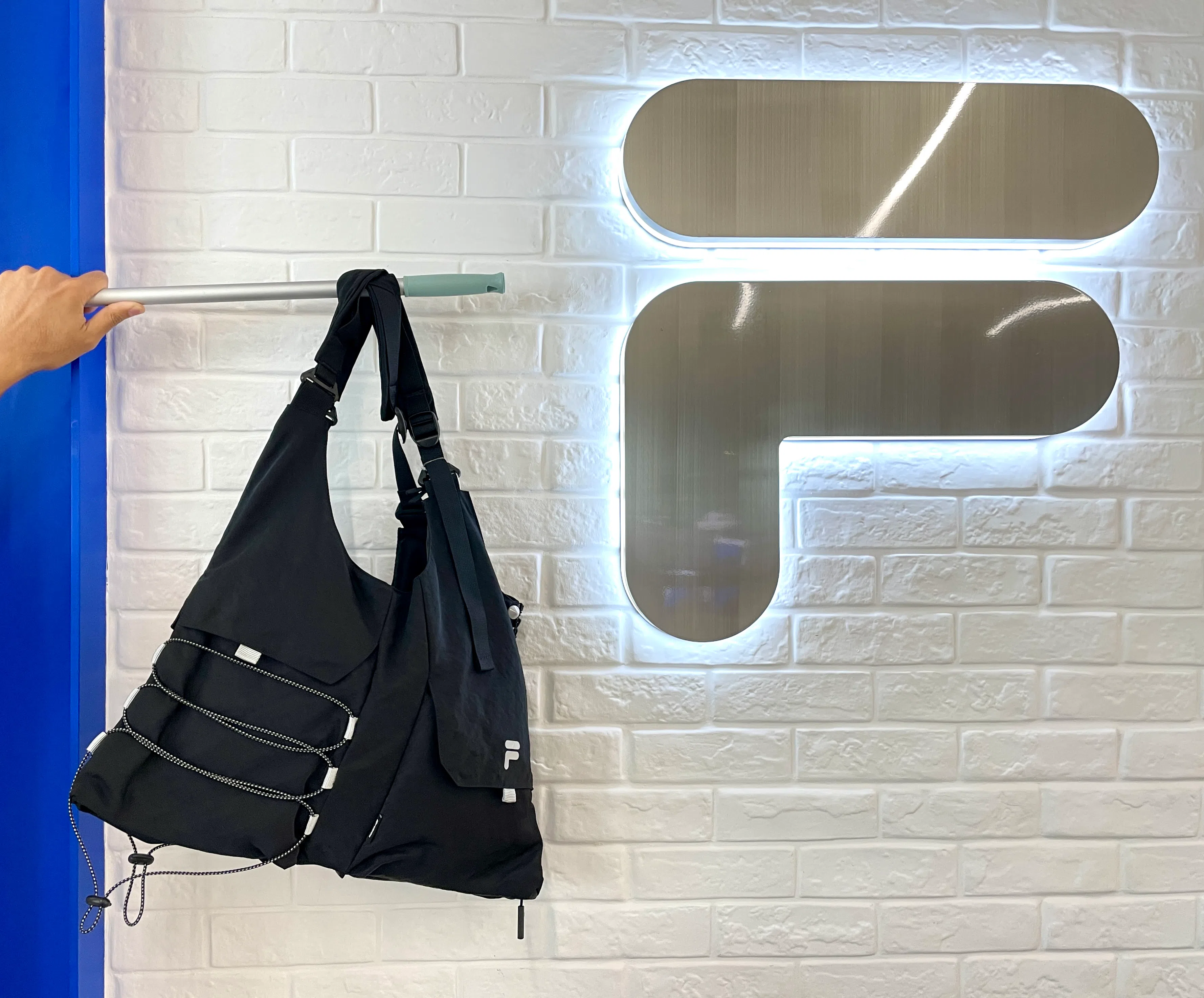 卸下Fila Fusion的背心，秒变成托特包。（林方伟摄）