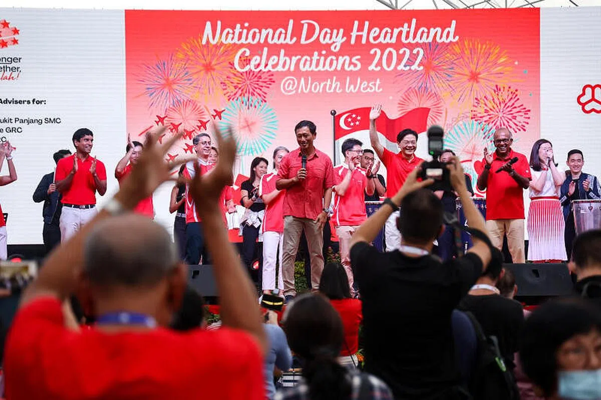 副总理兼财政部长黄循财（前排中）、内政部长兼律政部长尚穆根（前排右）、卫生部长王乙康（前排左）与三巴旺、义顺、马西岭—油池和荷兰—武吉知马等集选区的议员，到位于三巴旺的嘉年华与居民欢庆国庆。（陈渊庄摄）