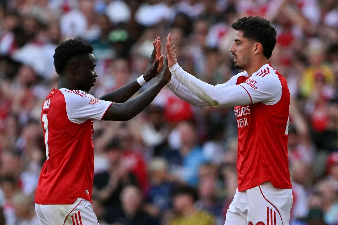 替补出场的炮兵前锋哈弗茨（右）为球队攻入第三球，右边锋萨卡（左）为他送上助攻。（法新社）