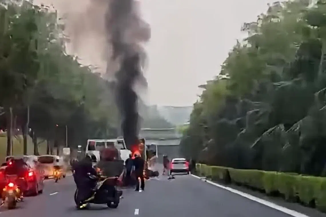 电单车起火后，滚滚浓烟直冲天际。（取自脸书）