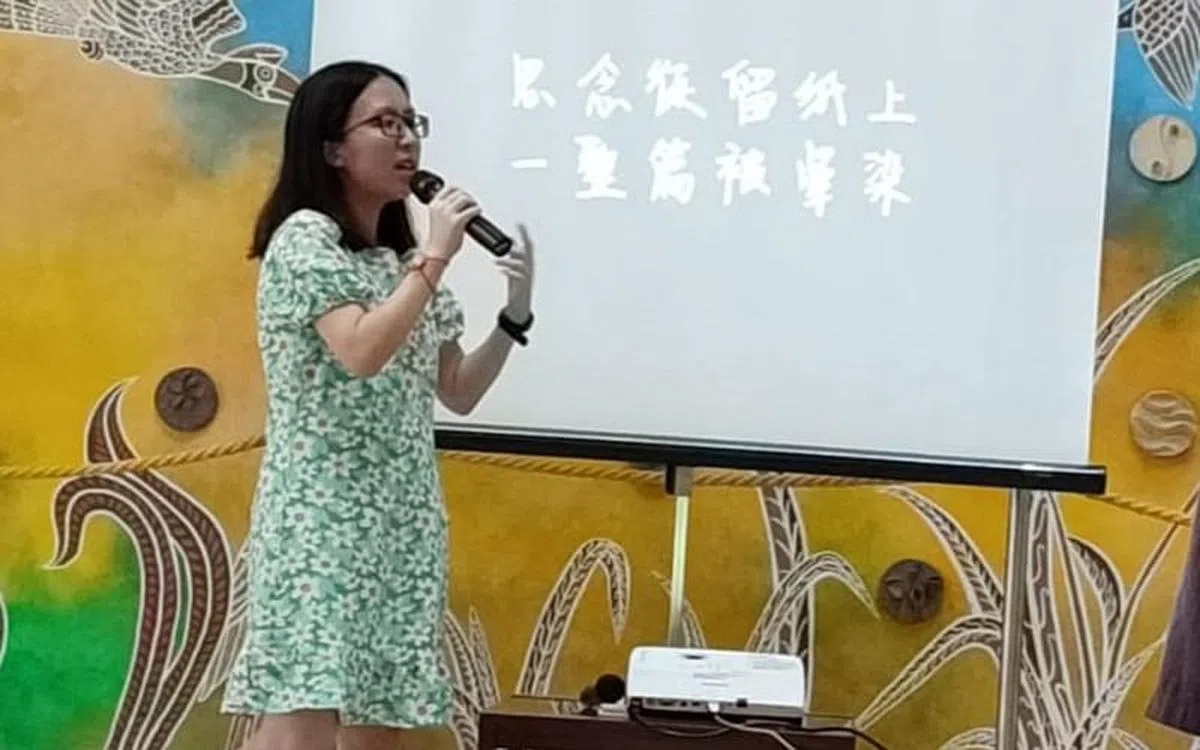 李欣融悦耳动情的吟唱，给火热的庆典增添一丝柔情的色彩。（陈敏怡摄）