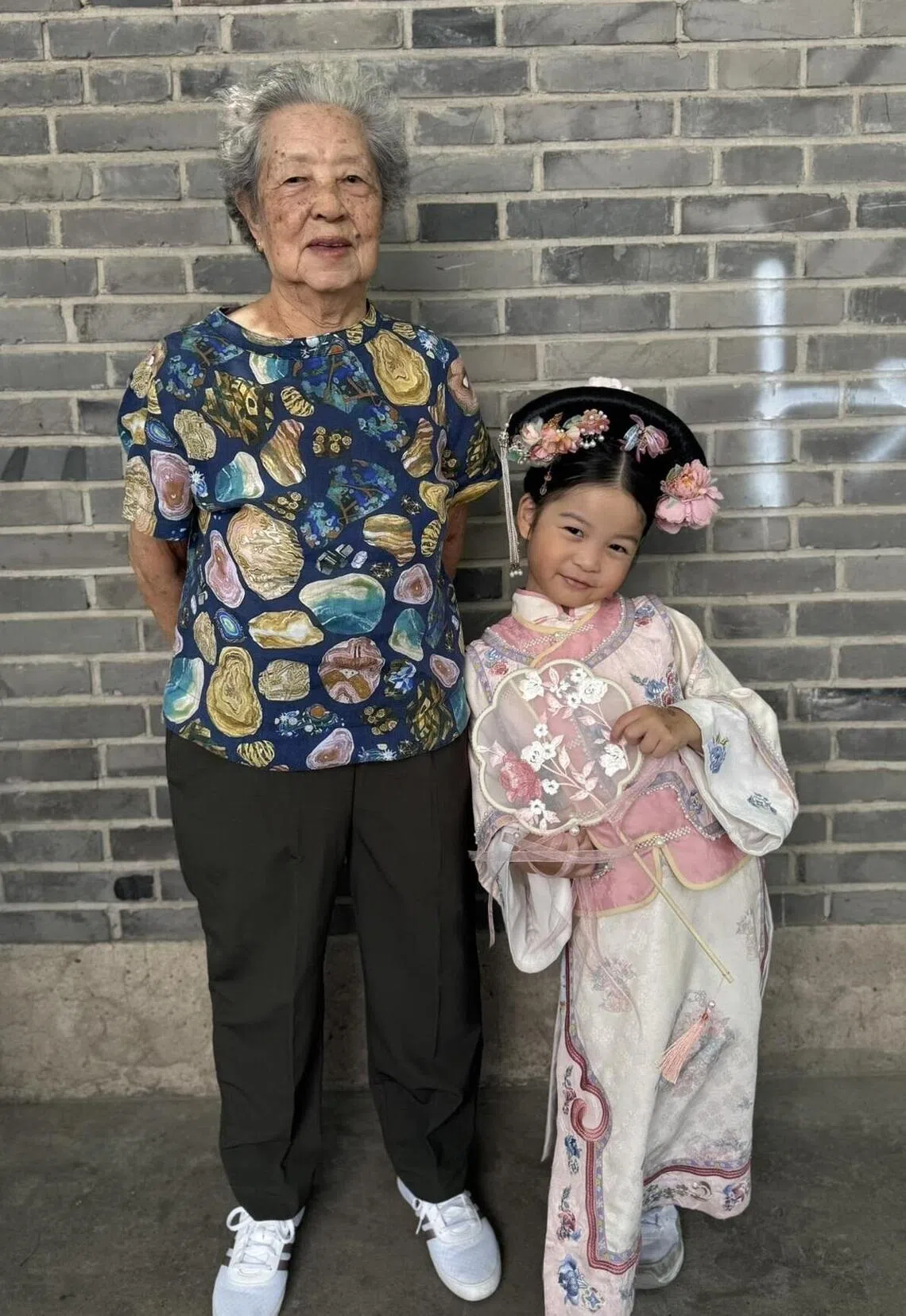 卓宇靖的4岁女儿（右）与曾祖母在北京旅游合照。（受访者提供）