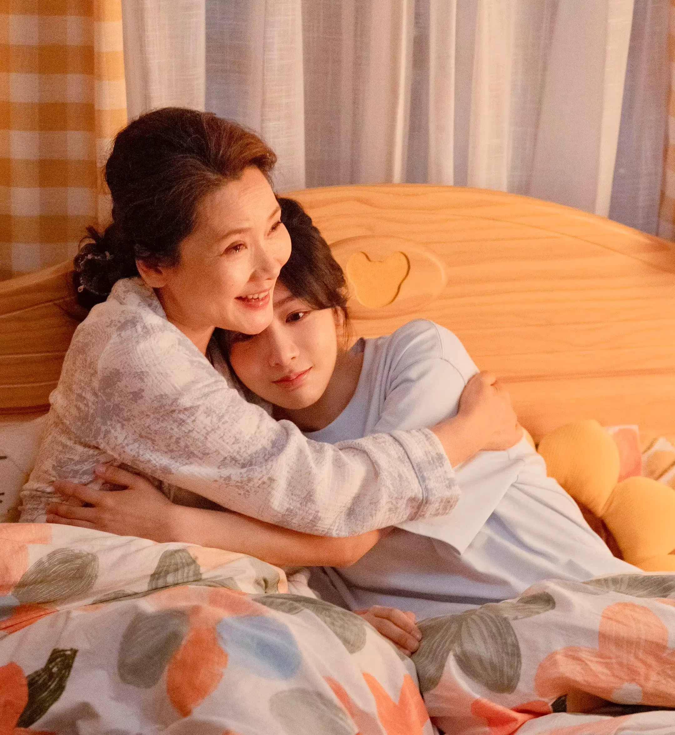 杨紫（右）饰演的麦承欢从小顺着母亲（何赛飞饰）的意思。（互联网）