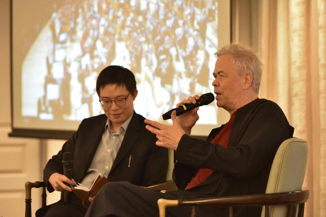 林图（右）与新加坡交响乐团艺术策划主管张秉真在乐季发布会上对谈，阐述节目策划背后的构思与考量。（特约伍书泳摄）