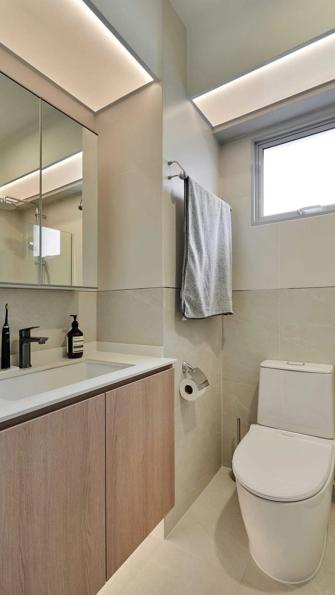 Fernvale Riverbow单位的浴室选用偏浅的中性色系。（Capture A Life Studio提供）