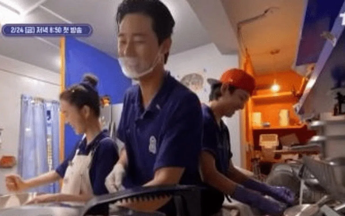 防弹少年团成员V（右）加入《瑞镇家》当实习生，朴叙俊（中）则升任为“部长”。（互联网）