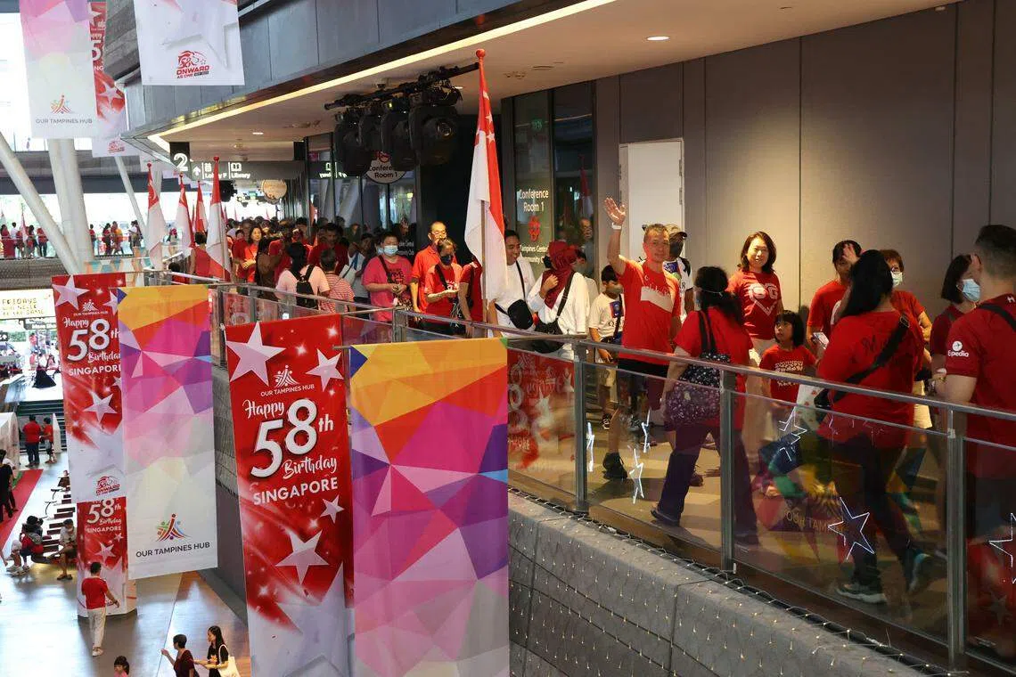 不少民众从下午3时就到淡滨尼天地感受国庆气氛。（梁麒麟摄）