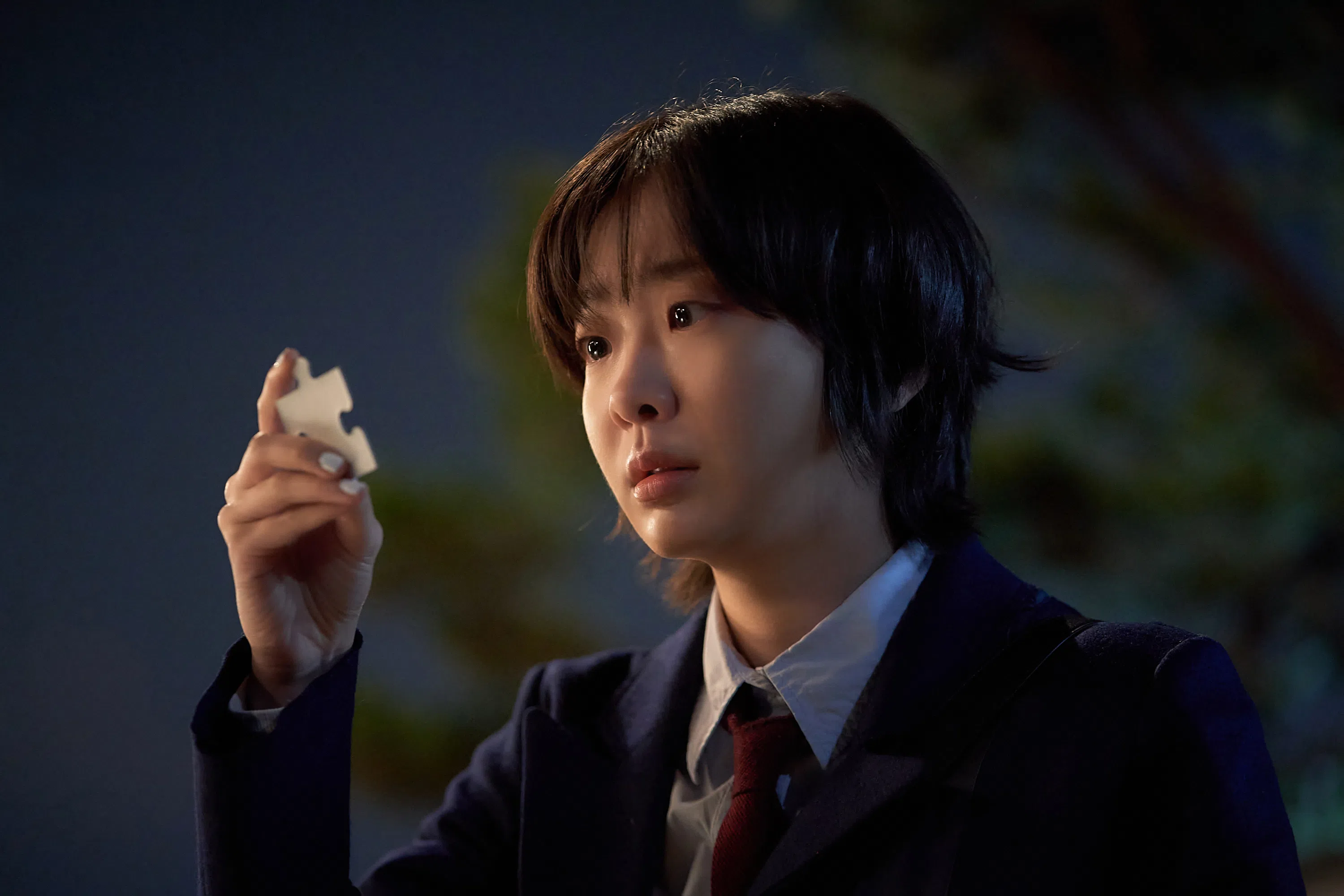 异罗10年后收到犯人寄来的拼图。（Disney+提供）