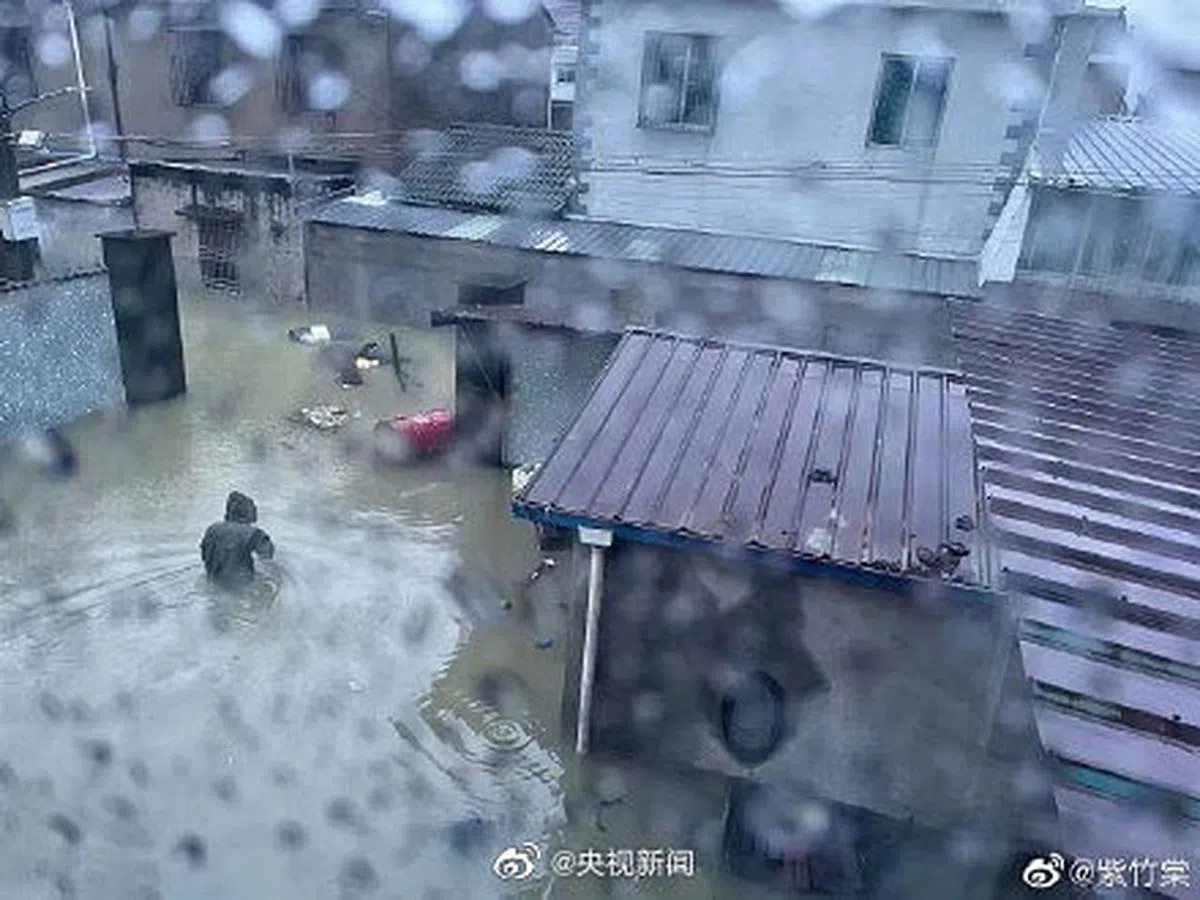 网上流传的照片显示，浙江余姚受灾严重，街道被雨水淹没。（互联网）