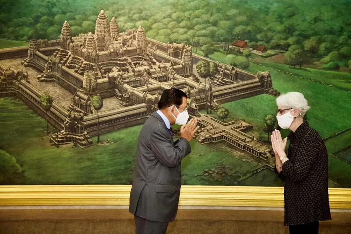 美国副国务卿谢尔曼（右）6月1日在金边与柬埔寨首相洪森会面。（法新社） 